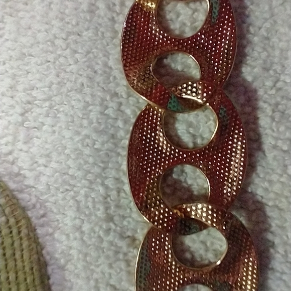 Large link goldtone textured chain bracelet - Picture 2 of 5